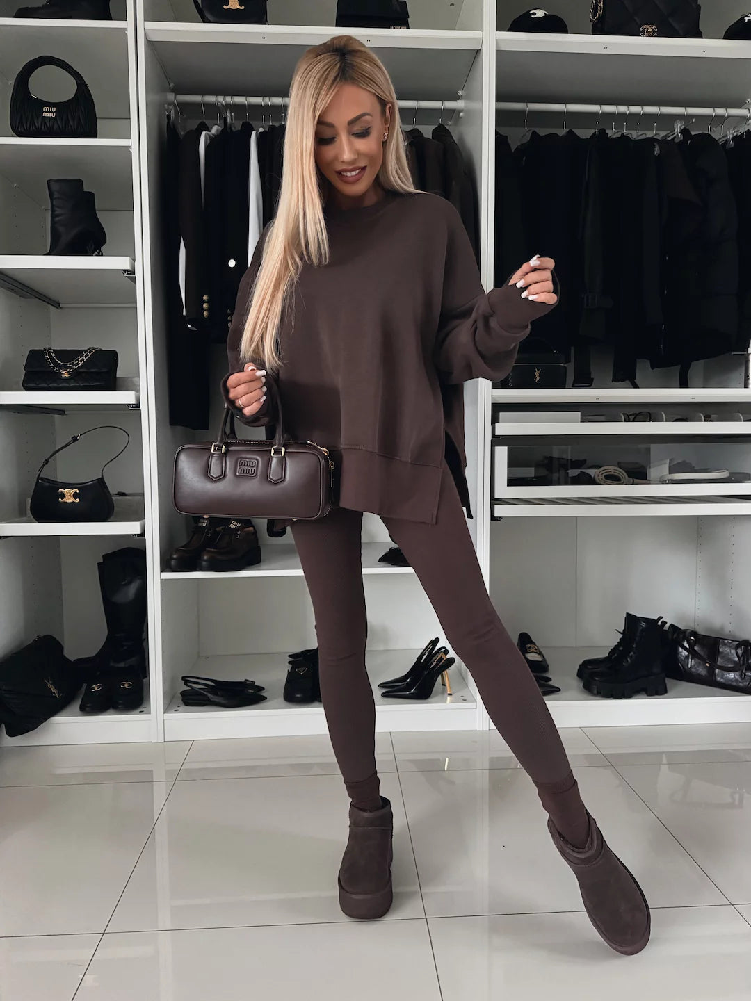 A simple casual suit, a long-sleeved loose hooded sweatshirt paired with high-elastic slim trousers. The overall shape is simple and elegant, comfortable and fashionable