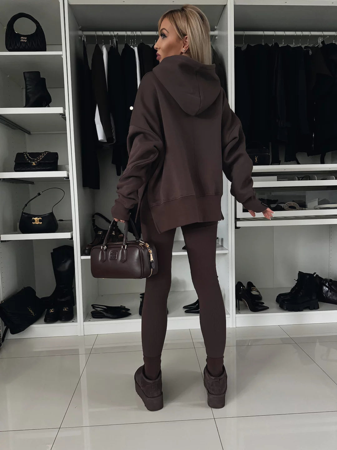 A simple two piece set, a long-sleeved loose hooded sweatshirt paired with high-elastic slim trousers. The overall shape is simple and elegant, comfortable and fashionable