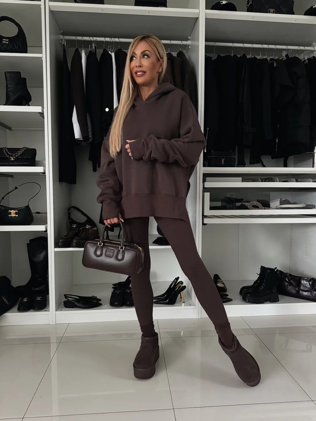A simple casual tracksuit, a long-sleeved loose hooded sweatshirt paired with high-elastic slim trousers. The overall shape is simple and elegant, comfortable and fashionable